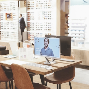 Grand Visions Pearle in Utrecht, the Netherlands, has undergone a remarkable retail transformation, courtesy of Studio Königshausen's visionary design. This revitalized customer journey not only prepares the optician's store for the future but also redefines it. Design by Studio Königshausen.